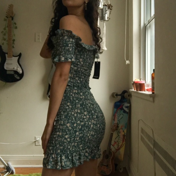 SOLD - NWT Nasty Gal Off-Shoulder Shirred Crop Top - Picture 3 of 6